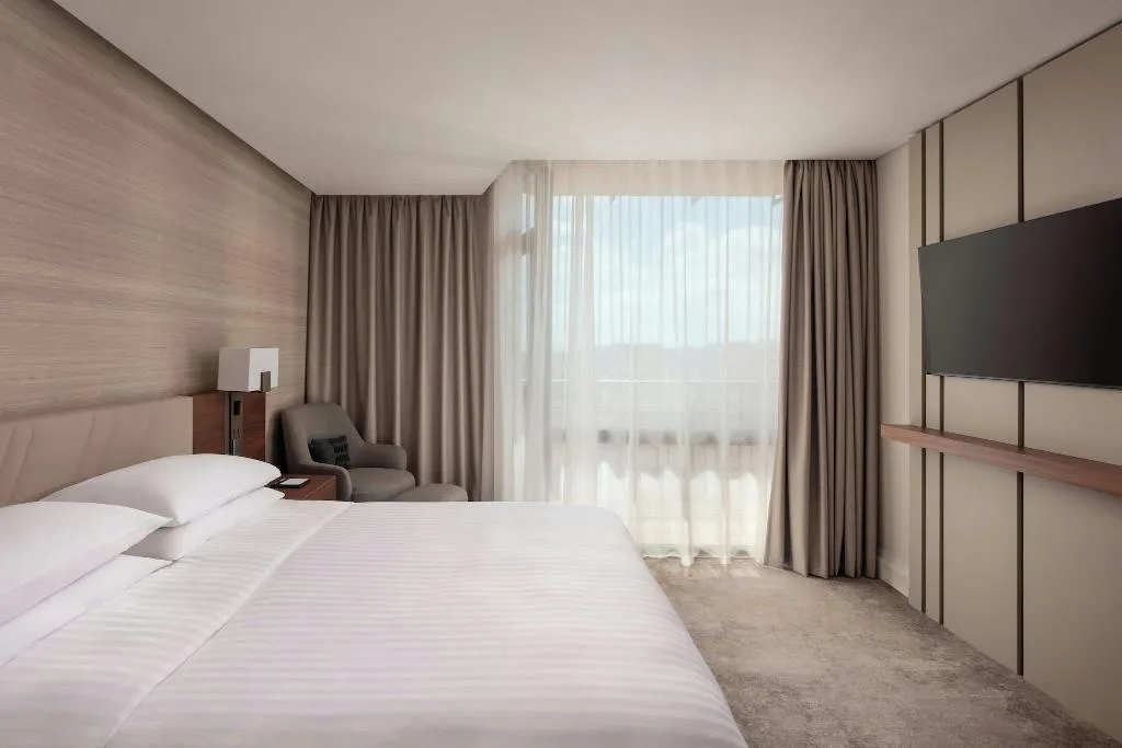 JUNIOR SUITE KING SIZE BED Room, Marriott Hotel Lisbon, Lisbon