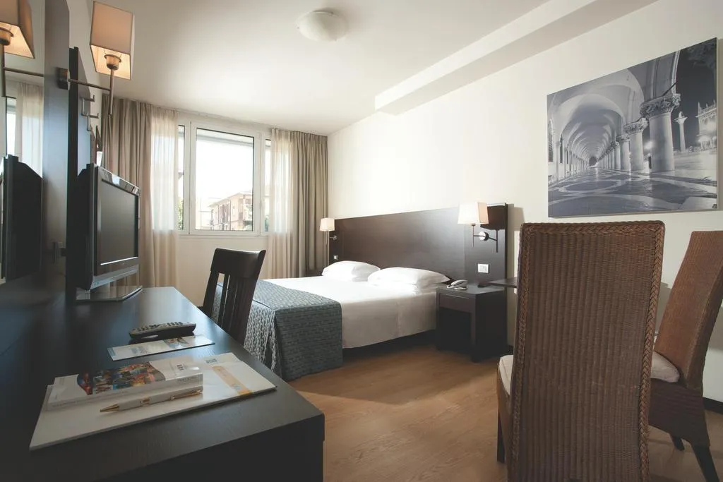 Double or Twin SUPERIOR Room, Hotel Delfino, Venice