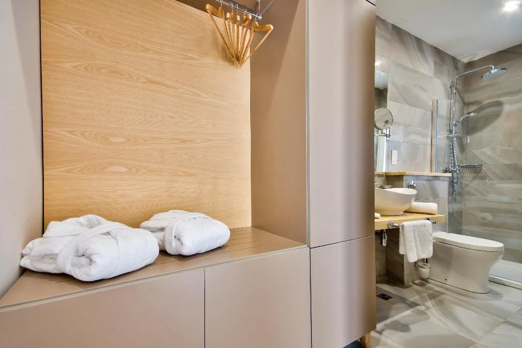 Double or Twin DELUXE WITH JACUZZI Room, The British Suites, Malta