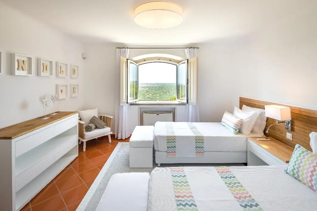 VILLA FOUR BEDROOMS Room, Shantivillas, Algarve