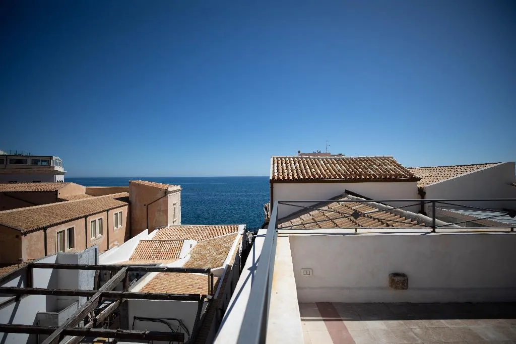 JUNIOR SUITE DELUXE SEA VIEW Room, Lanterne Magiche Ortigia, Catania