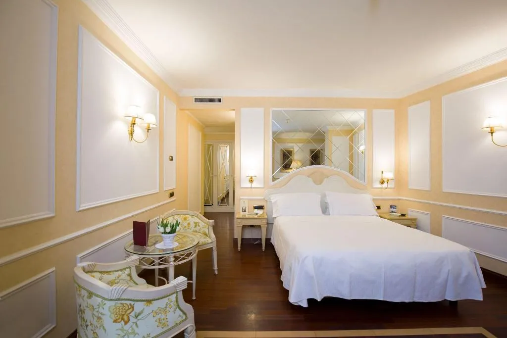 DOUBLE QUEEN SIZE BED Room, Palazzo Alabardieri, Naples