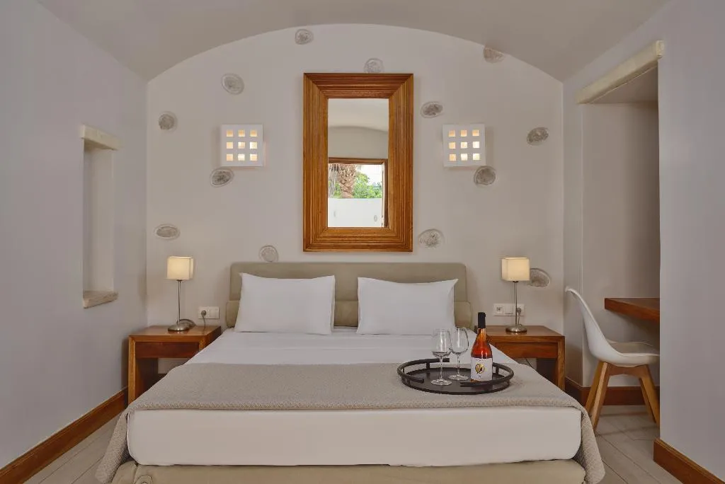 SUITE HONEYMOON Room, Meltemi Village, Santorini