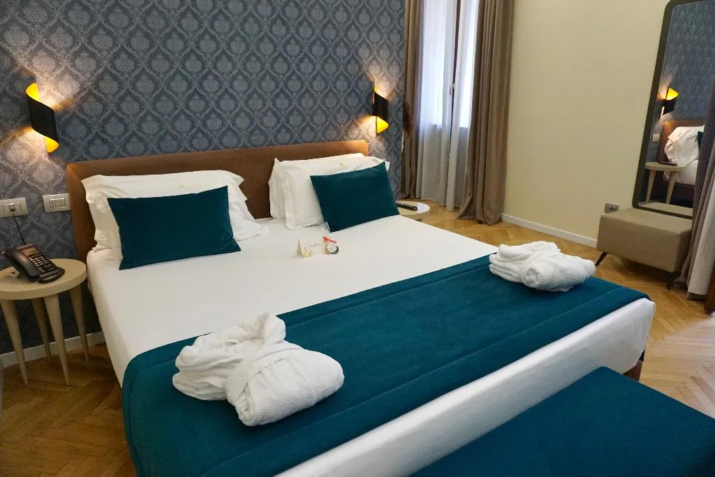 SUITE WITH JACUZZI Room, Caravita, Rome