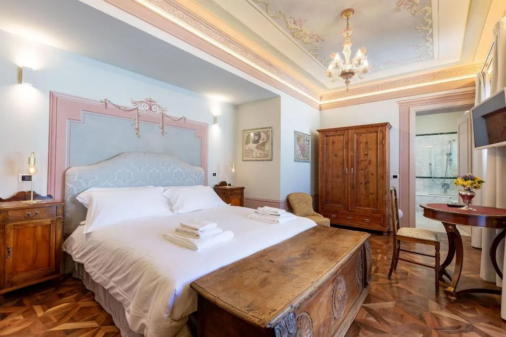 Room, Villa Tortorelli, Florence