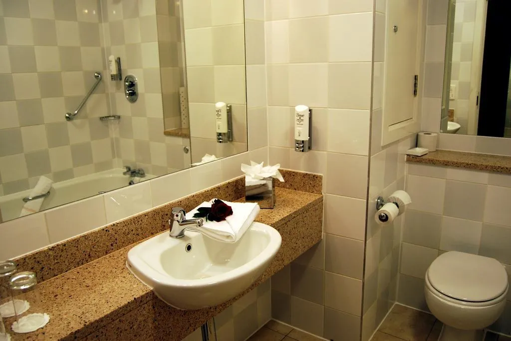 TRIPLE DELUXE Room, Maldron Hotel Parnell Square, Dublin