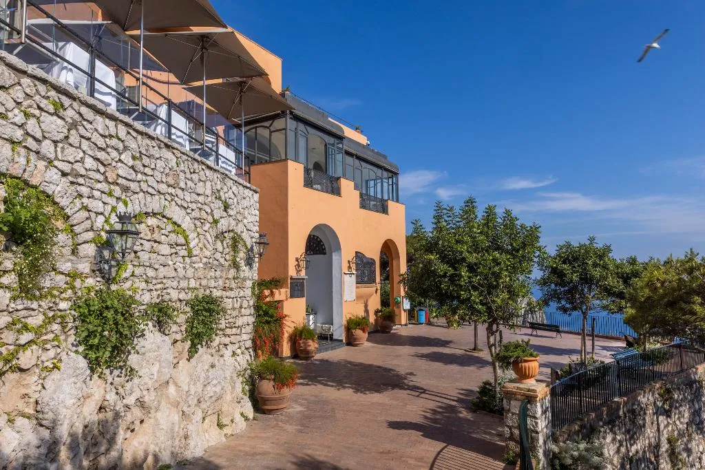 Lobby, Punta Tragara, Naples