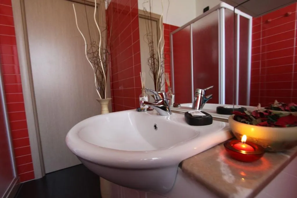 Room, Moonrose, Milan