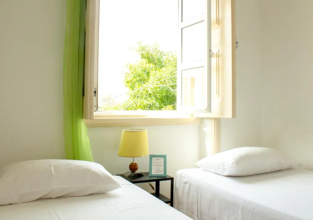 TWIN WITH SHARED BATHROOM Room, Well’Come! to The Backyard House, Algarve