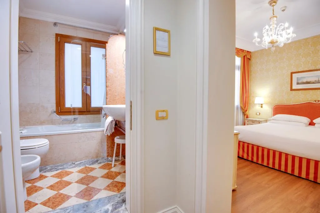 Double or Twin SUPERIOR Room, Antiche Figure, Venice