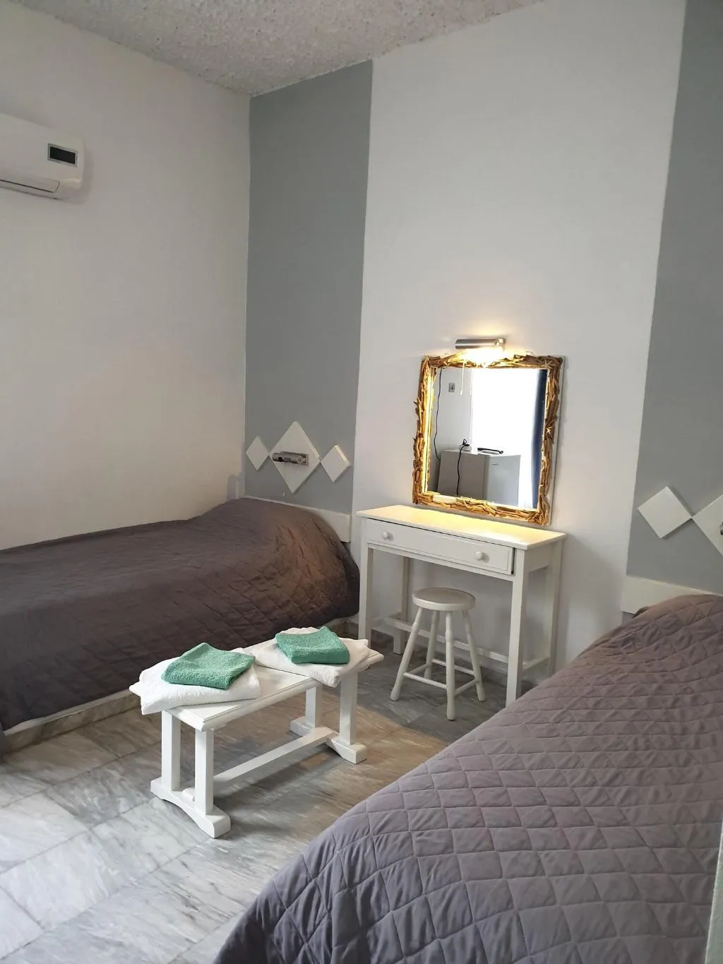 QUADRUPLE MOUNTAIN VIEW Room, Porto Castello, Santorini