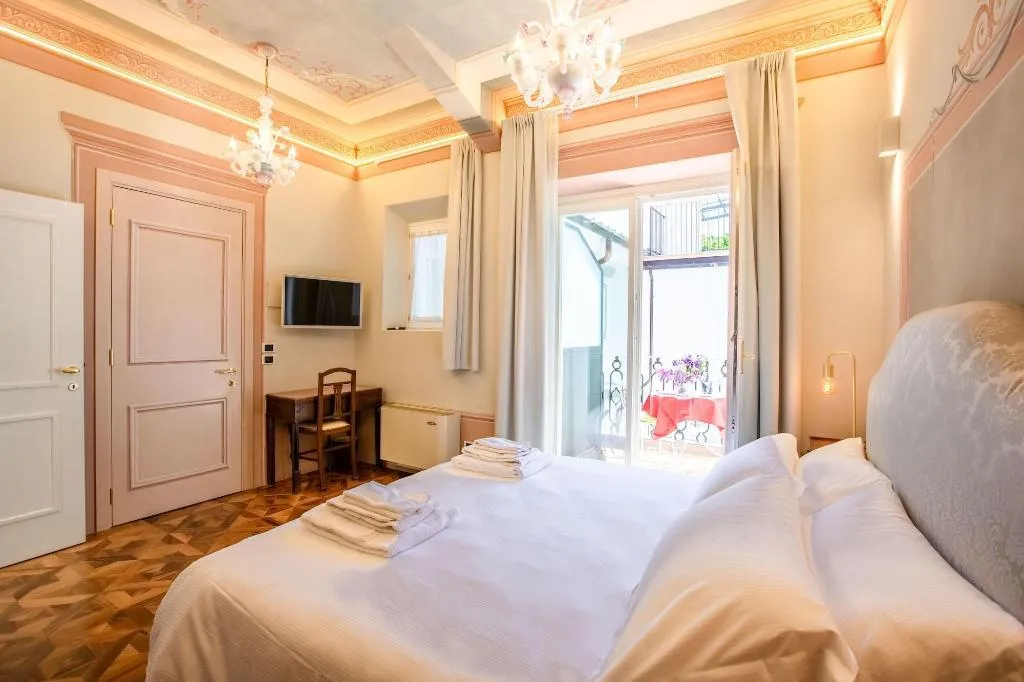Room, Villa Tortorelli, Florence
