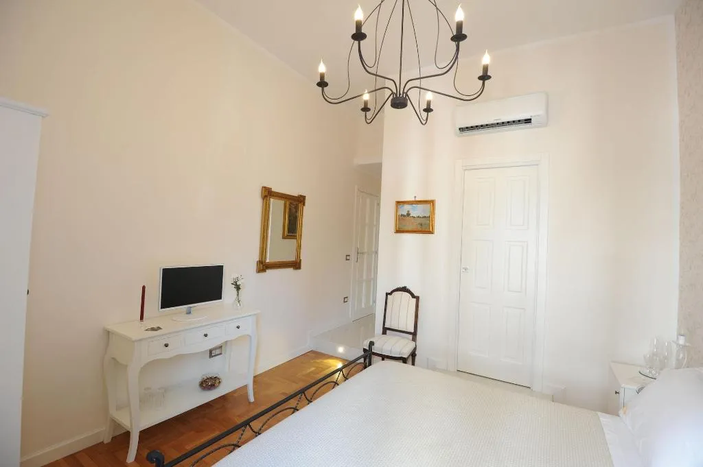Room, Residenza Borbonica, Naples