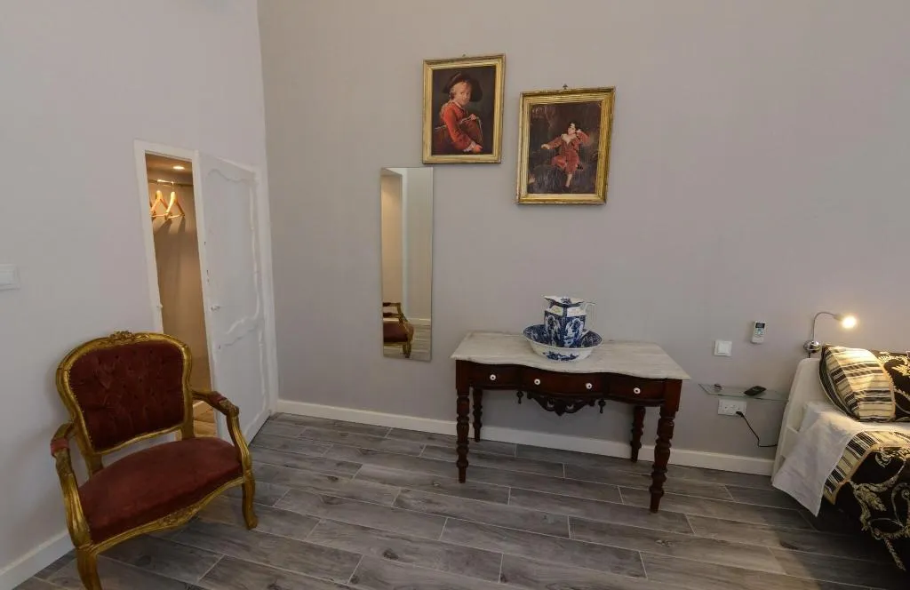 DOUBLE QUEEN SIZE BED Room, Paulos Valletta, Malta