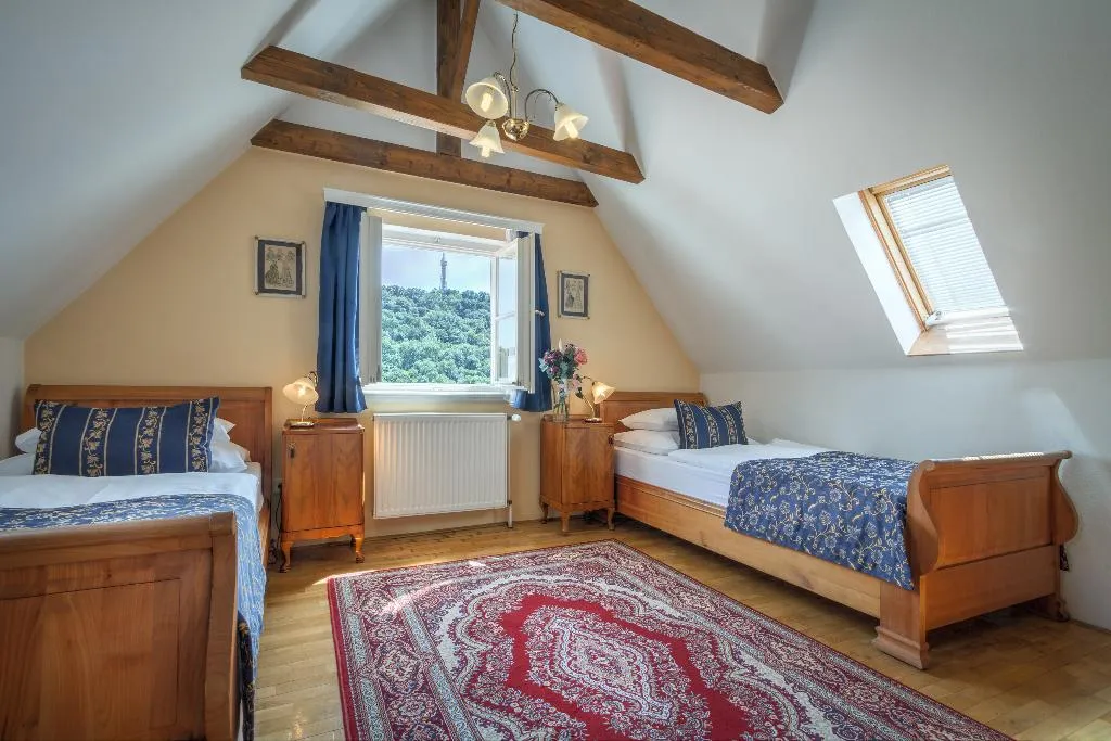 FAMILY ROOM CAPACITY 4 Room, Red Lion, Prague
