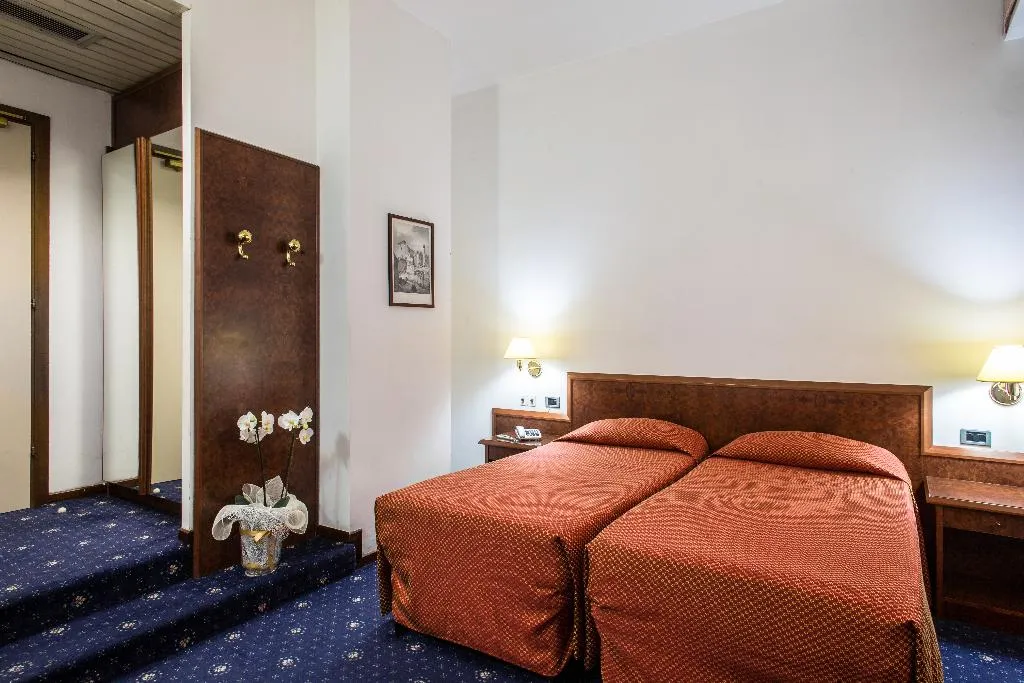 QUADRUPLE STANDARD Room, Mirage, Florence