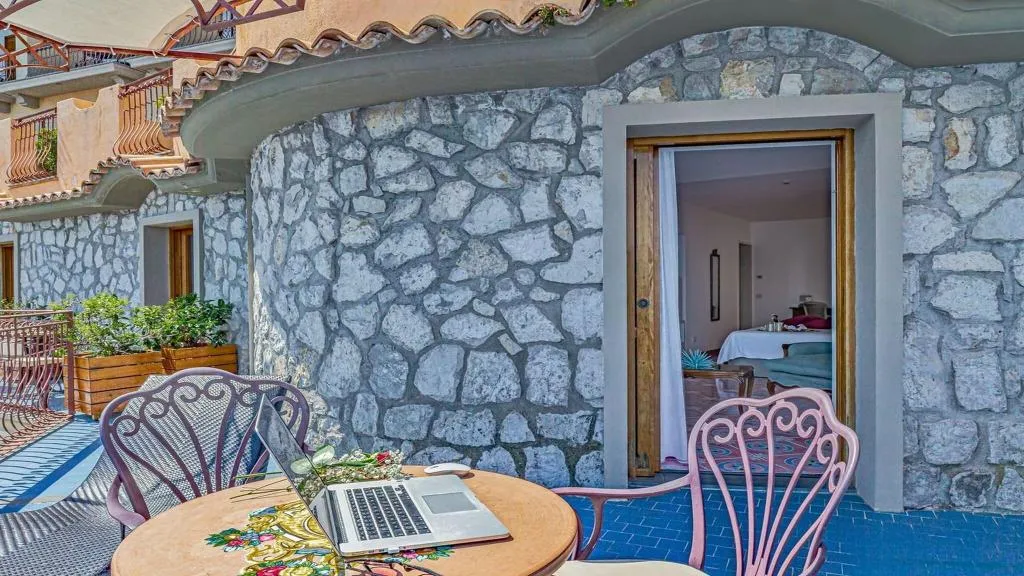 Terrace, Belair, Naples