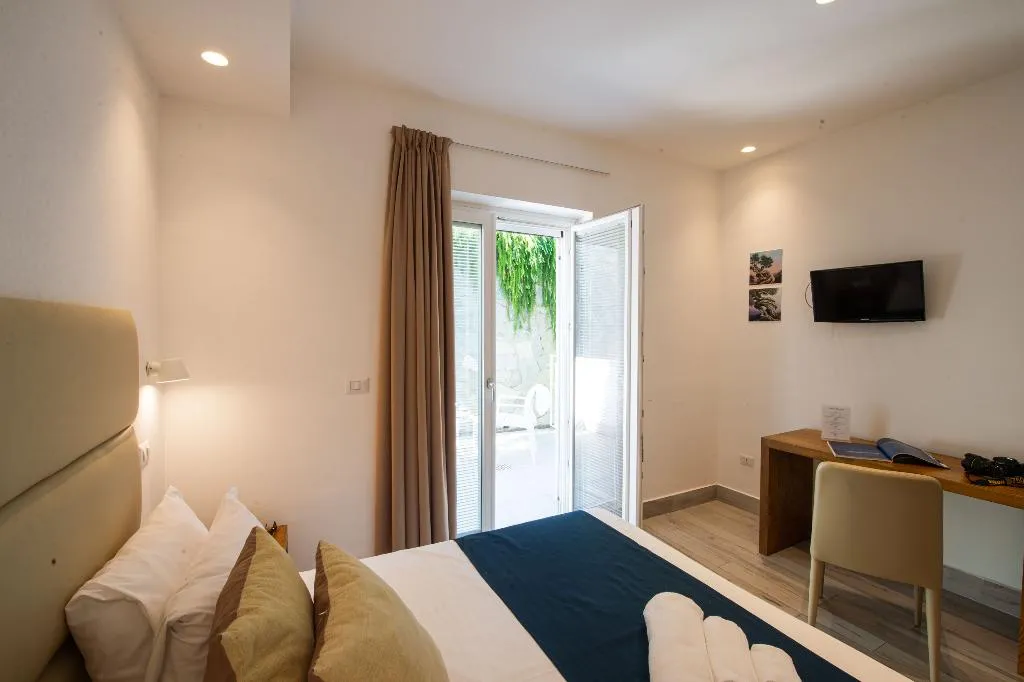 Double or Twin GARDEN VIEW Room, Relais Manfredi, Naples