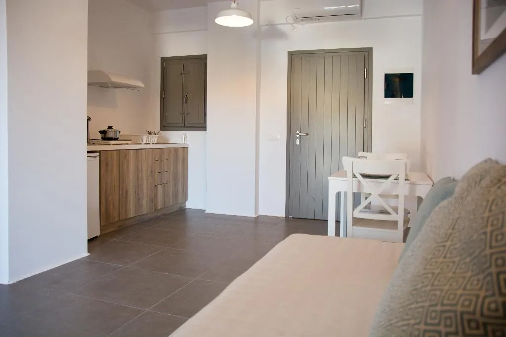 SUITE WITH PRIVATE POOL Room, Amphitrite Suites Santorini, Santorini