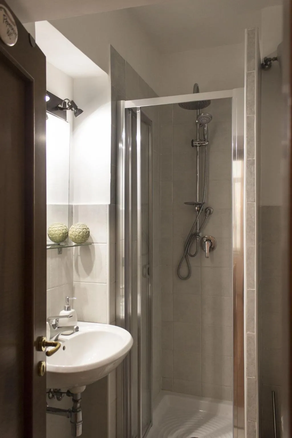 Room, Sui Tetti Di Napoli, Naples