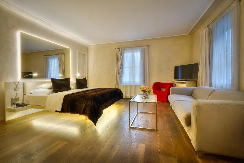JUNIOR SUITE ONE BEDROOM ONE BATHROOM Room, Three Storks Hotel, Prague