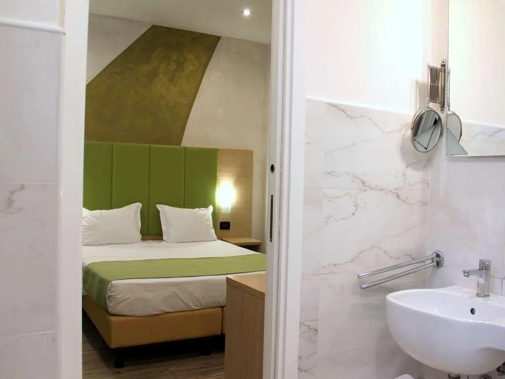 Room, Luxor Florence, Florence