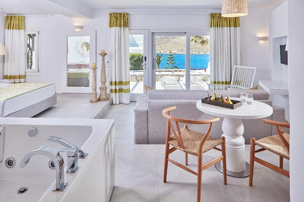 SUITE DELUXE WITH JACUZZI Room, Archipelagos Hotel, Mykonos