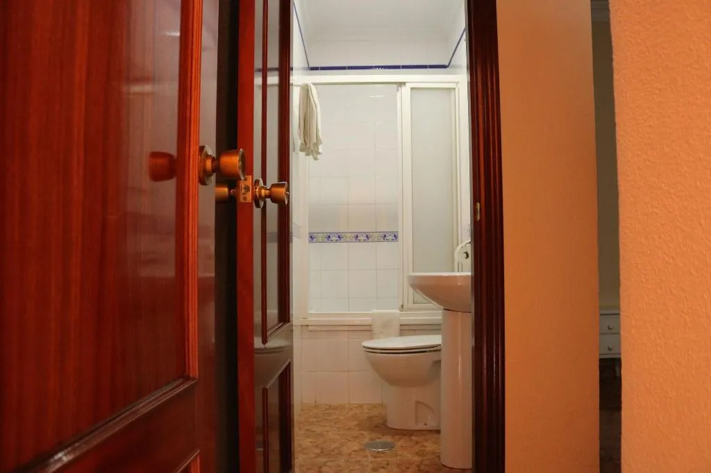 Room, Pensión dulces sueños, Seville