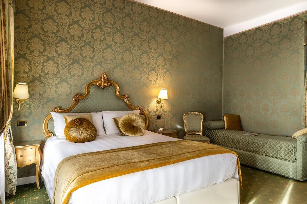 Room, A Tribute To Music, Venice
