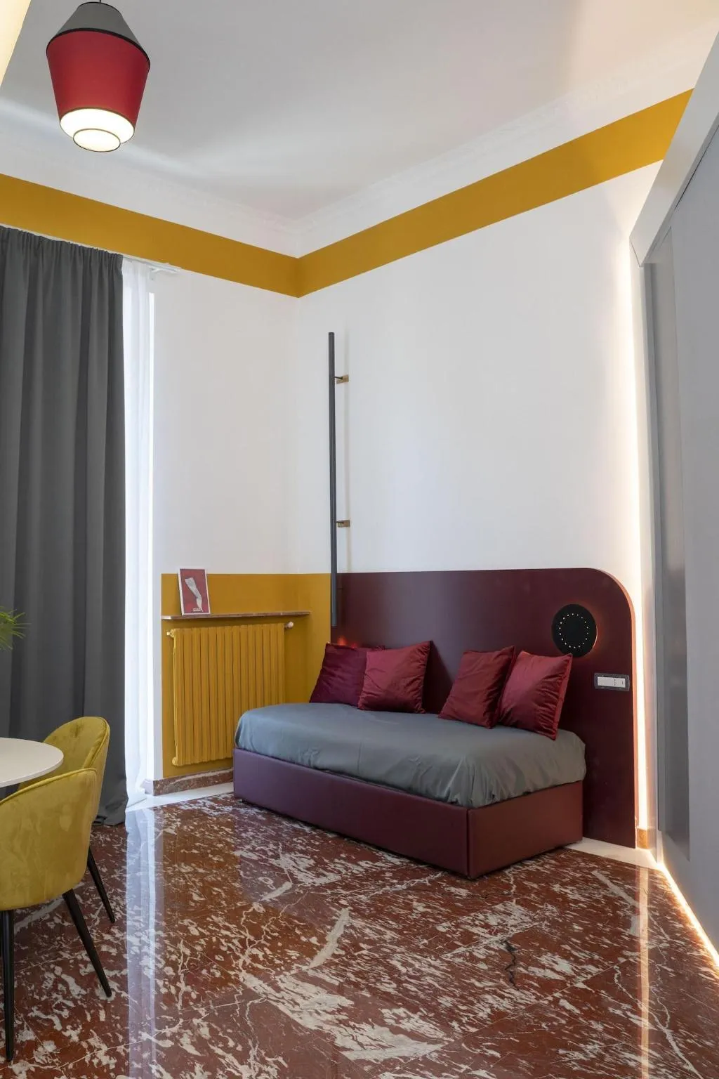 Room, Rettifilo 311, Naples