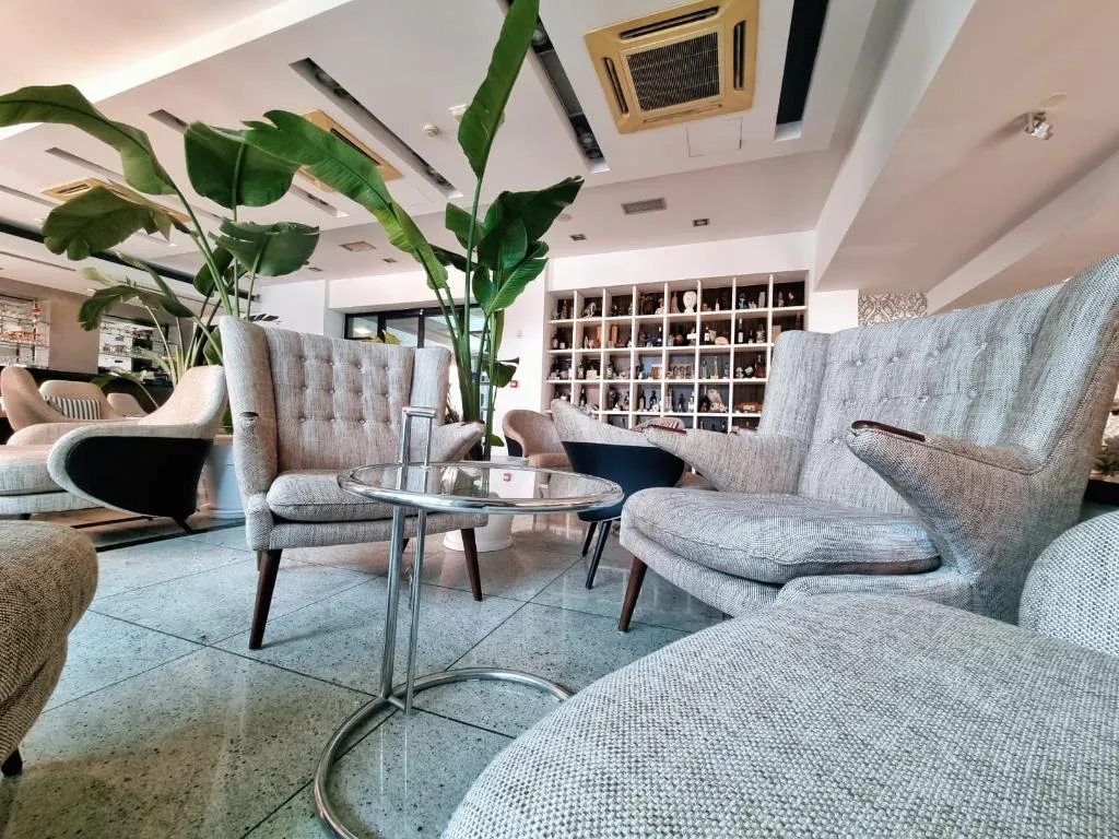 Lobby, Jona Split Rooms, Split