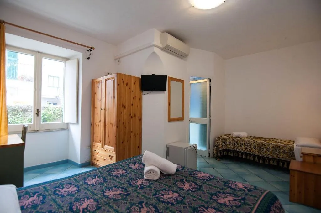 Room, Albergo Macrì, Naples