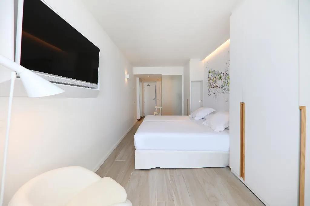 Double or Twin STANDARD Room, Iberostar Waves Bahía de Palma, Majorca