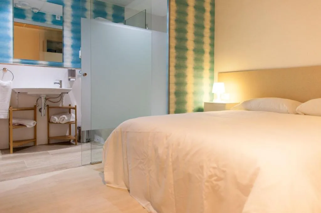 Room, Host & Home, Valencia