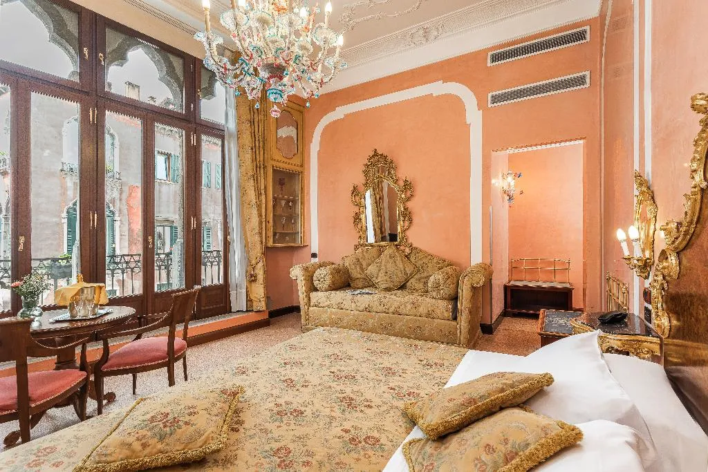 Double or Twin DELUXE CANAL VIEW Room, San Moise, Venice