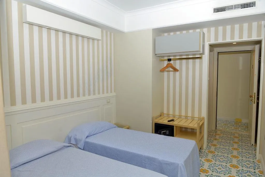 Room, Hotel Zeus Pompei, Naples