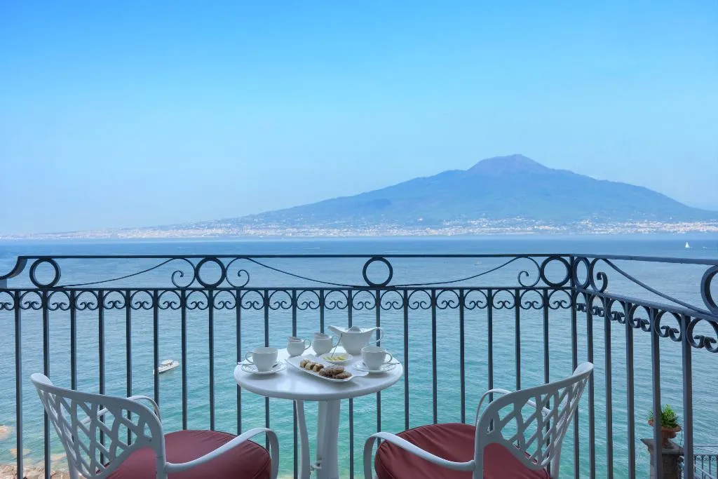 JUNIOR SUITE DELUXE SEA VIEW WITH BALCONY Room, Grand Hotel Ambasciatori, Naples