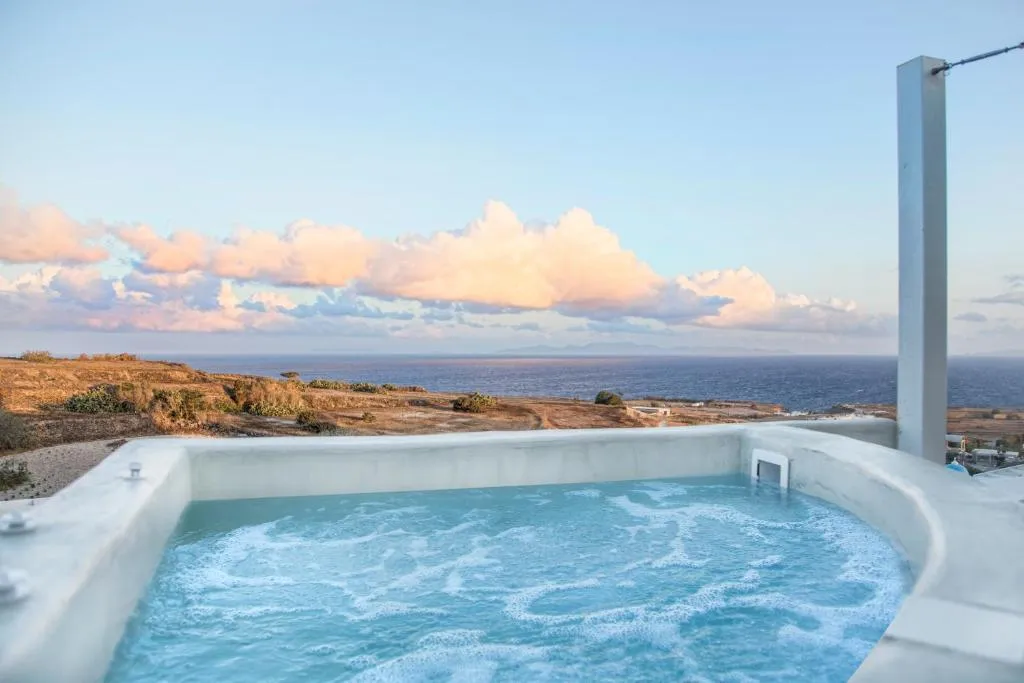 SUITE WITH JACUZZI WITH VIEWS Room, Aplai Dome, Santorini