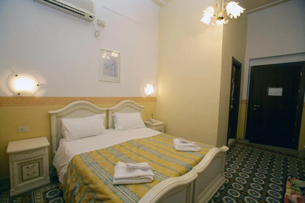DOUBLE WITH BALCONY Room, Desiree, Florence