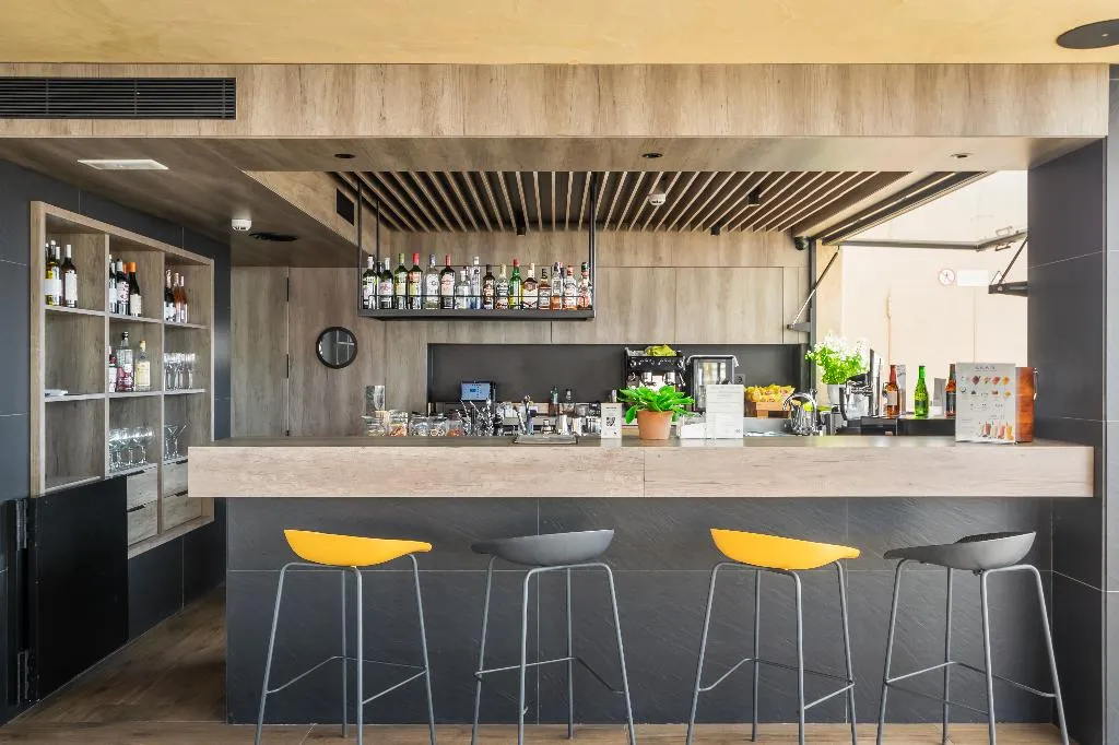 Bar, Delfin, Costa Brava