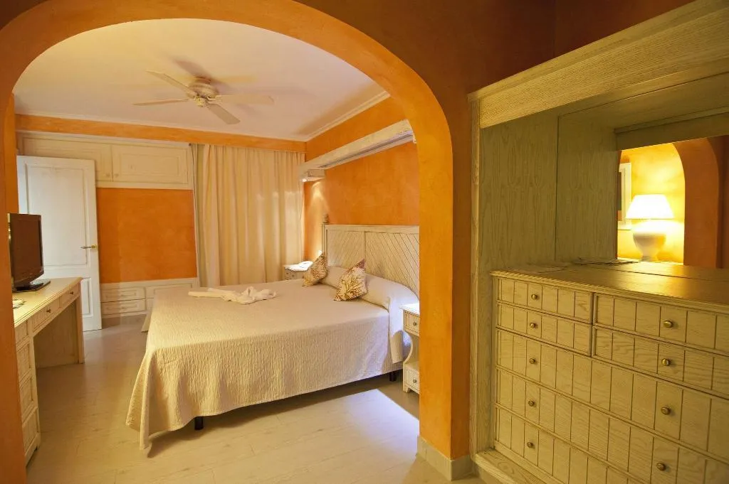 APARTMENT CAPACITY 5 Room, Royal Son Bou Family Club, Menorca