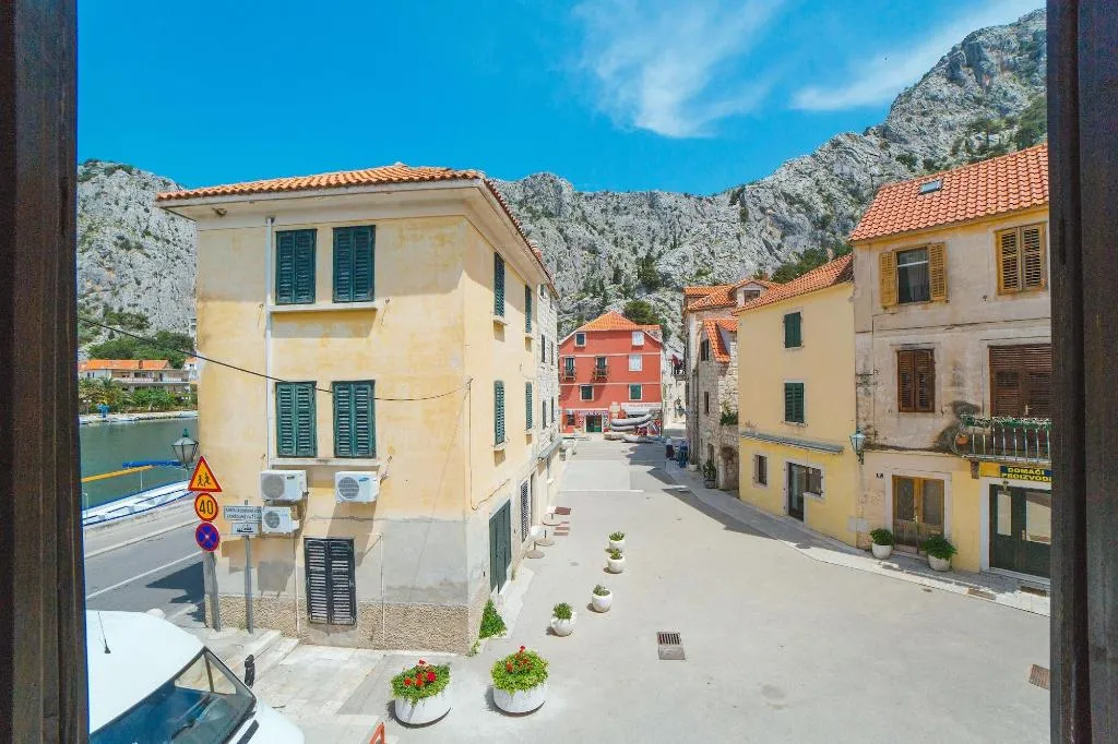 Terrace, Inn By The River, Split