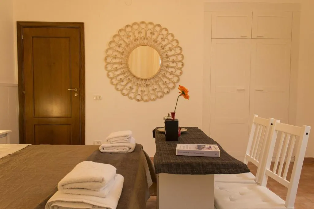 Room, Sui Tetti Di Napoli, Naples