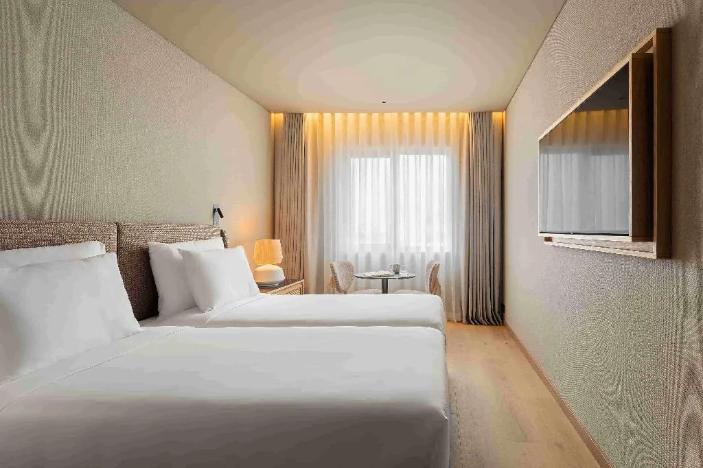 Room, Evolution Valbom, Lisbon
