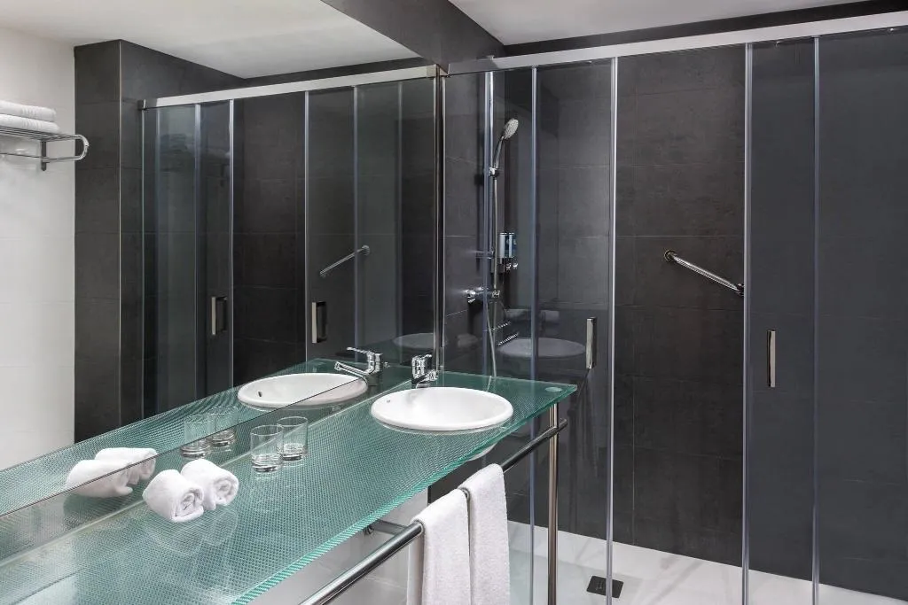 DOUBLE KING SIZE BED Room, Four Points by Sheraton Barcelona Diagonal, Barcelona