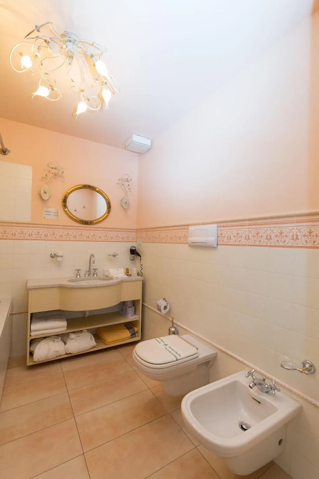Room, Serenella, Milan