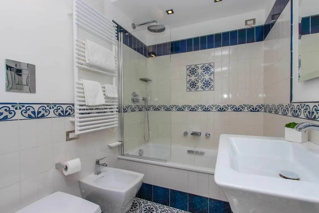 Room, Diecisedici, Naples