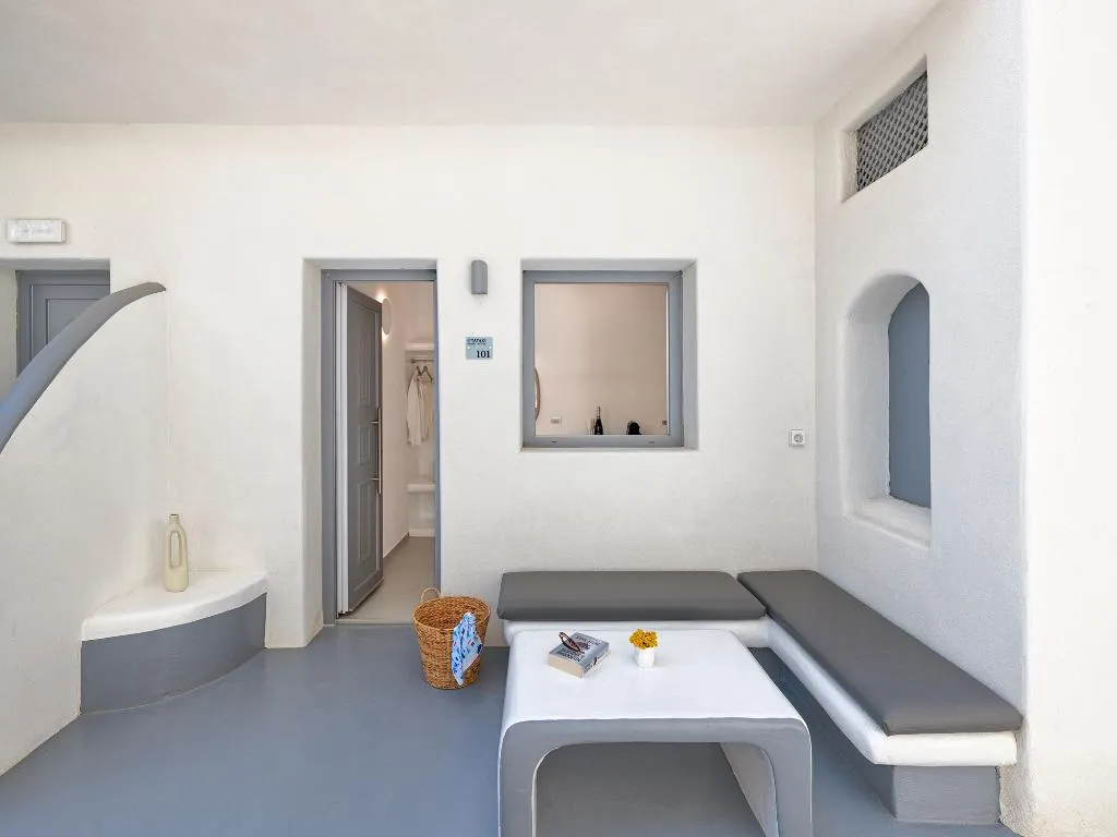 TRIPLE DELUXE GARDEN VIEW Room, Tatakis Design Hotel, Fira, Santorini