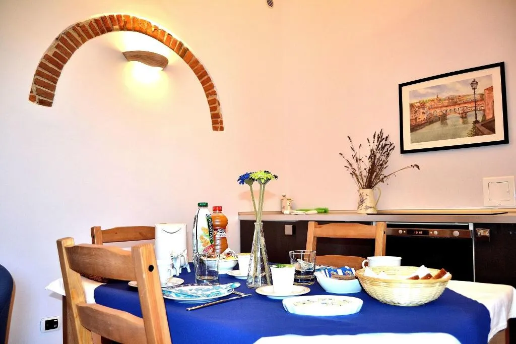 Room, Chez Moi, Florence
