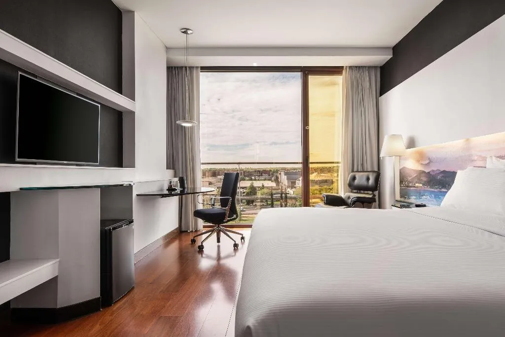 DOUBLE EXECUTIVE KING BED Room, Hilton Madrid Airport, Madrid